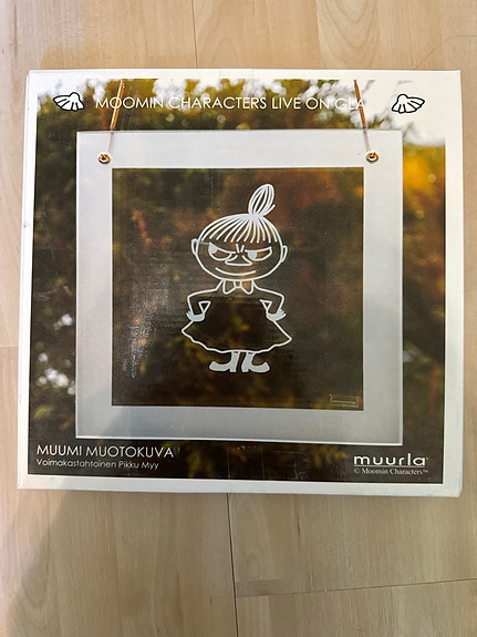 Muurla Muumi muotokuva Pikku Myy lasitaulu