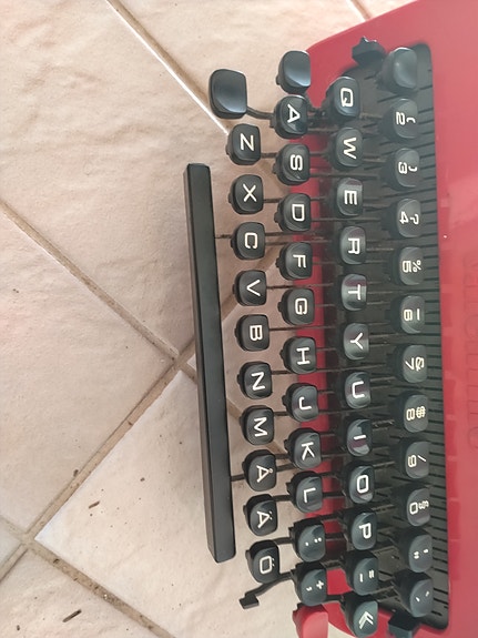 Olivetti valentine punainen kirjoituskone