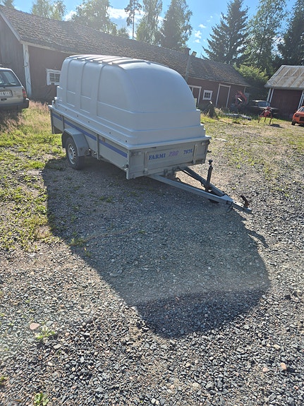 Farmi Pro 757L jarruton peräkärry kuomulla