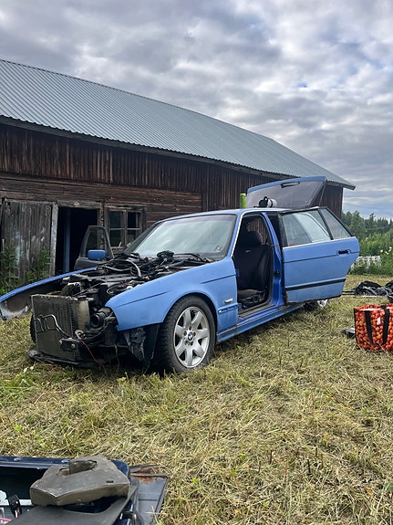 BMW E34 touring raadon osia