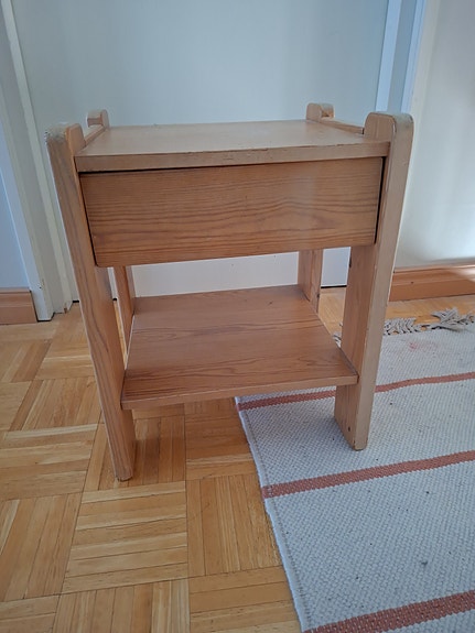 Pieni puupöytä