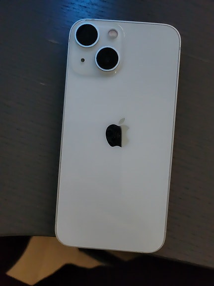 Apple iPhone 13 Mini laatikolla, puhelinkuoreilla ja laturilla