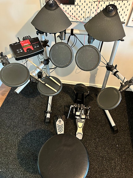Yamaha DTXplorer sähkörummut ja Millenium tuplapedaalit