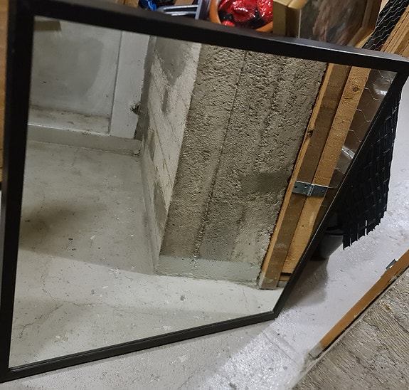 Iso seinäpeili mustalla kehyksellä