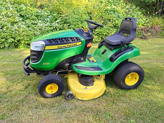 John Deere X125 Ajoleikkuri. Uudella moottorilla jossa Takuu.
