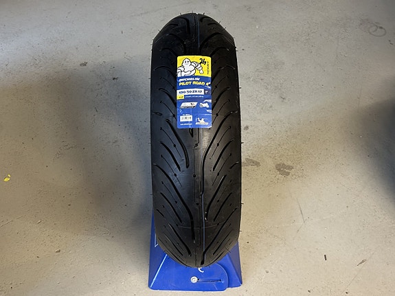Uusi Michelin Pilot Road 4 190/50-17 moottoripyörän rengas