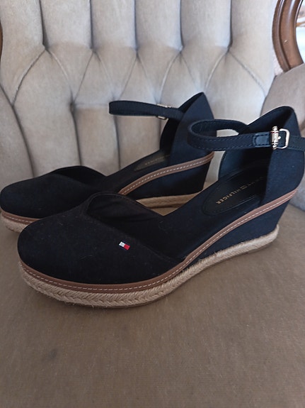 tommy Hilfiger kiilakorkokengät