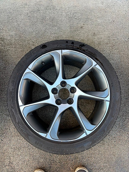 Volvo aluminivanteet 8Jx18, jossa Linglong renkaat 225/45R18
