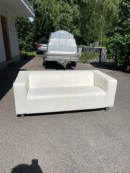 Valkoinen keinonahkainen sohva