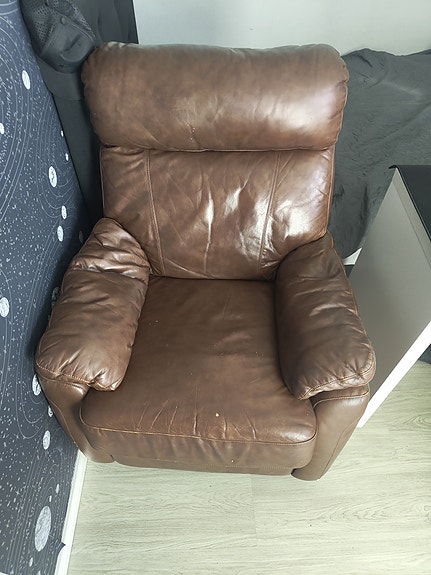 Ruskea nahkainen recliner-tuoli (keinuva ja kääntyvä)