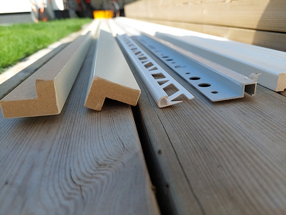 Kaksi mdf taitelistaa pituus 2,7 m