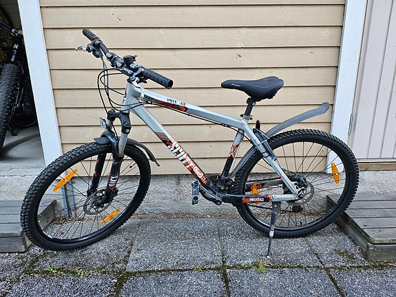 Nuorten 26" ja 24-vaihteinen maastopyörä