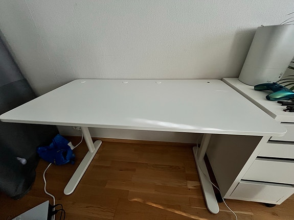 Valkoinen työpöytä