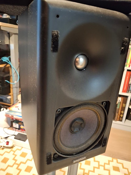 Amphion Helium 2-tie kaiuttimet ja tukevat jalustat