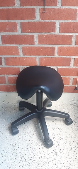 Ergonominen tuoli työhön. Satulatuoli.