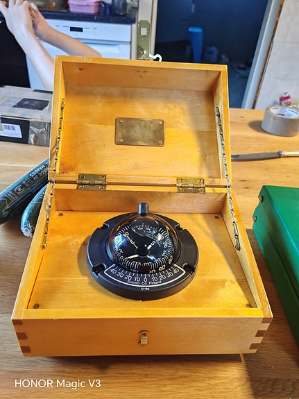 Suunto veneen kompassi puulaatikossa