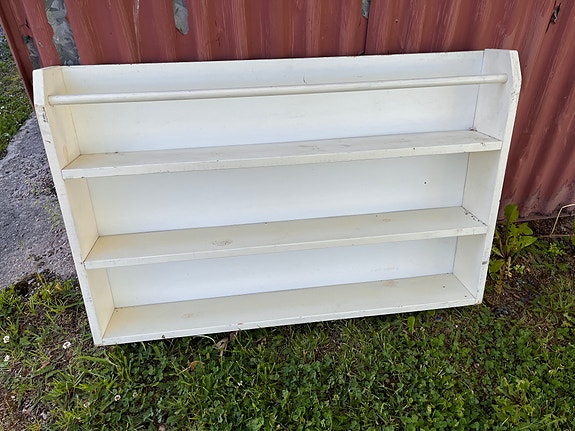 Täyspuinen vanha lautashylly ( valkoiseksi maalattu)