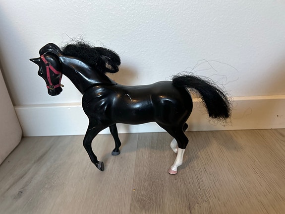 Musta hevonen lelufiguuri