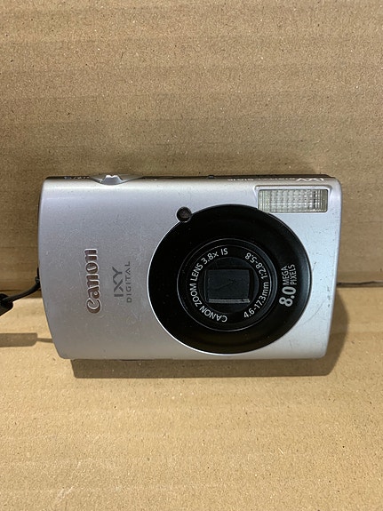 Canon IXY 910 is digikamera hopea