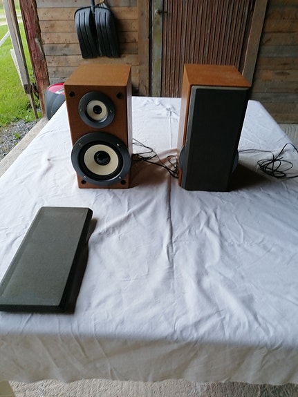 LG kaiuttimet puukuorilla