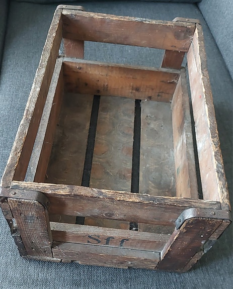 Vanha puinen Sinebrychoff (SFF) pullokori / puulaatikko