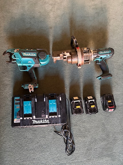 Makita DTR180 + Makita DSC191 + 3 x 5.0Ah akut + DC18RD + 2 Makpac-laukkua
