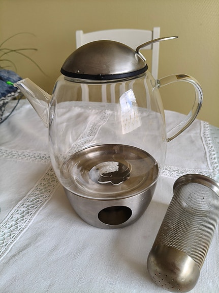 Laadukas lasinen teekannu ja lämpöalusta
