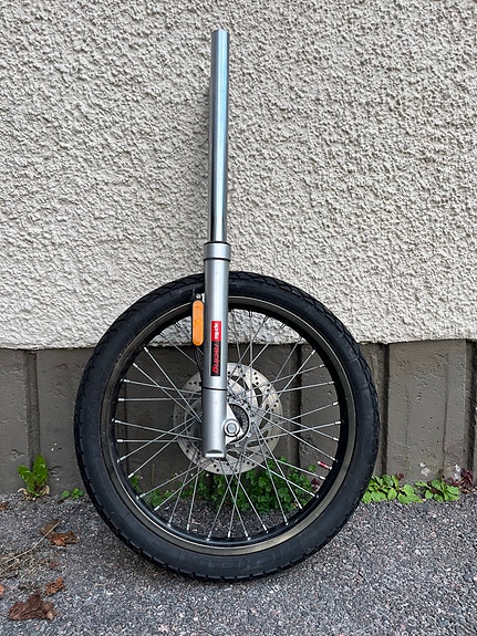 Mopon eturengas keulalla ja jarrulevyllä