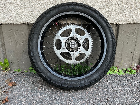 Mopon takarengas rattaalla ja jarrulevyllä
