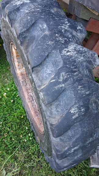 Traktorin renkaat vanteilla