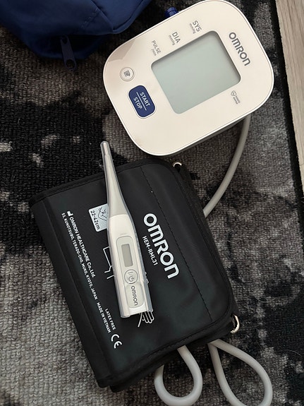 Omron M2+ verenpainemittari ja digitaalinen kuumemittari