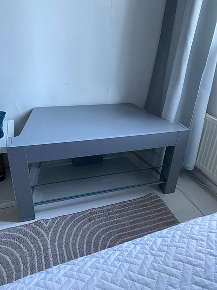 Harmaa Ikean tv taso, kahdella lasihyllyllä