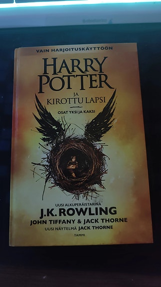 Harry Potter ja kirottu lapsi kirja suomeksi