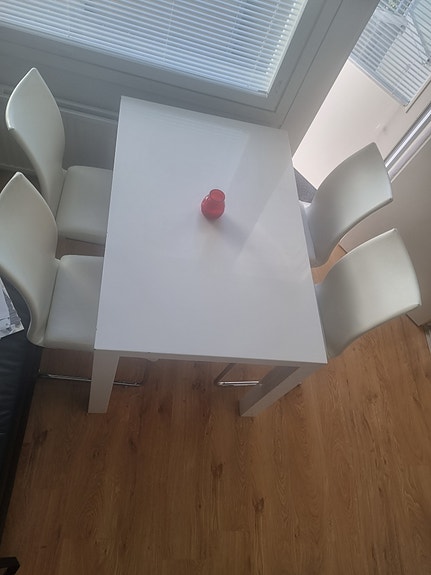 Valkoinen ruokapöytä ja 4 tuolia / White dining table with 4 chairs