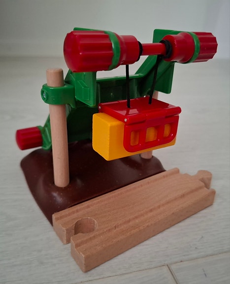 Brio junarataan heinäpaalin nosturi