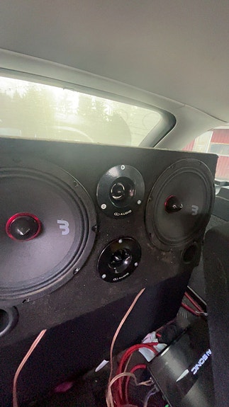 Bass Habit SPL Elite SE2200M 8" midbassot ja mds diskantit "raggarplanka"