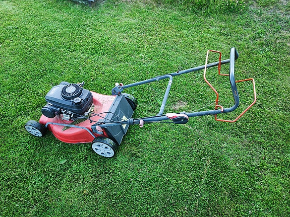 Ruohonleikkuri "itsevetävä"