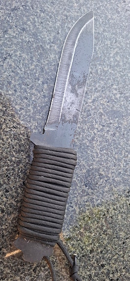Selviytymisveitsi paracord-kahvalla, tekijä Ari Läylönen