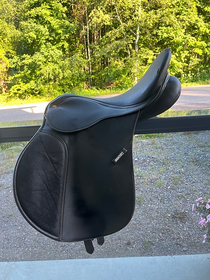 Wintec yleissatula musta 17”