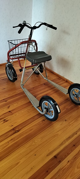Tunturi rollaattori istuimella ja korilla