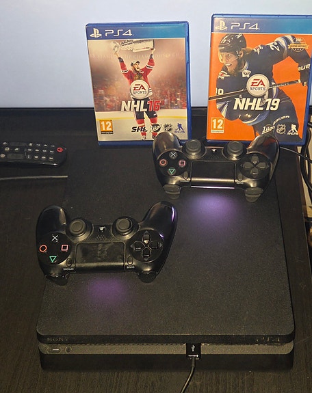 PlayStation 4 (PS4) Slim + 2 ohjainta & 2 peliä (NHL 16 & 19)