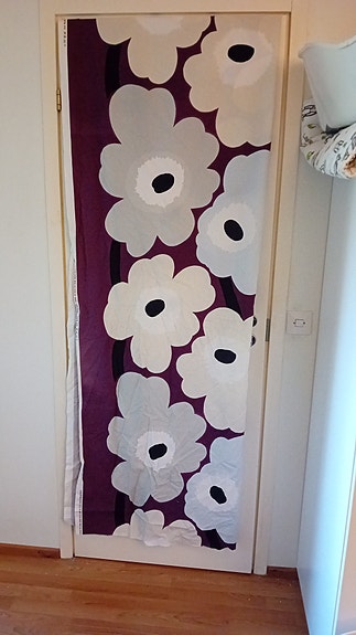 Marimekko Unikko verhokangas luumu-valkoinen
