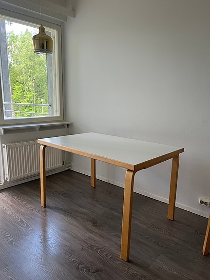 Artek 81b ruokapöytä