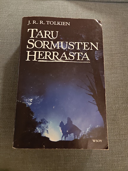 Taru Sormusten Herrasta -kirja suomeksi