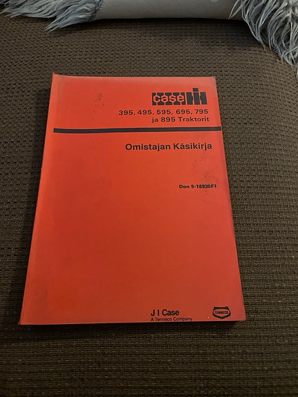 Case 385–895 traktorin omistajan käsikirja suomeksi