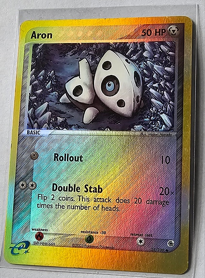 Pokemon Holo ja Pokemon Reverse Holo kortit