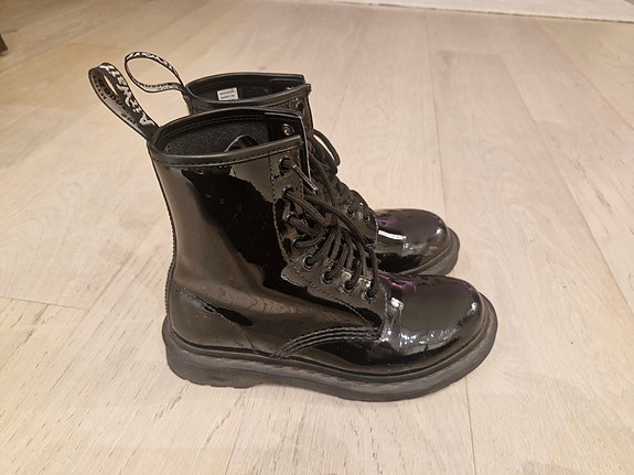 Erittäin hyväkuntoiset Dr Martens Mono kiiltonahkamaiharit kokoa 37