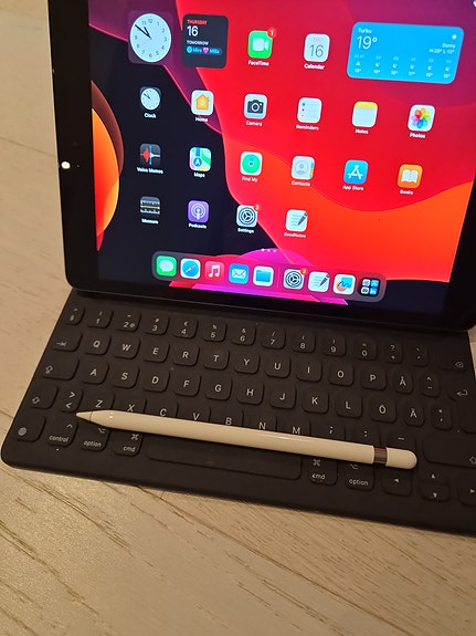 ipad 7 generation + näppäimistö + apple pencil