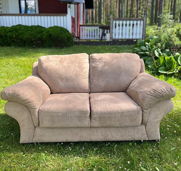 Myydään siisti ja mukava 2-istuttava sohva.