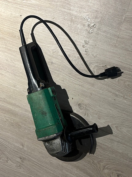 Hitachi iso kulmahiomakone